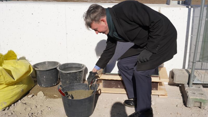 Teppo Verronen murar grundstenen för den nya Energiarenan-