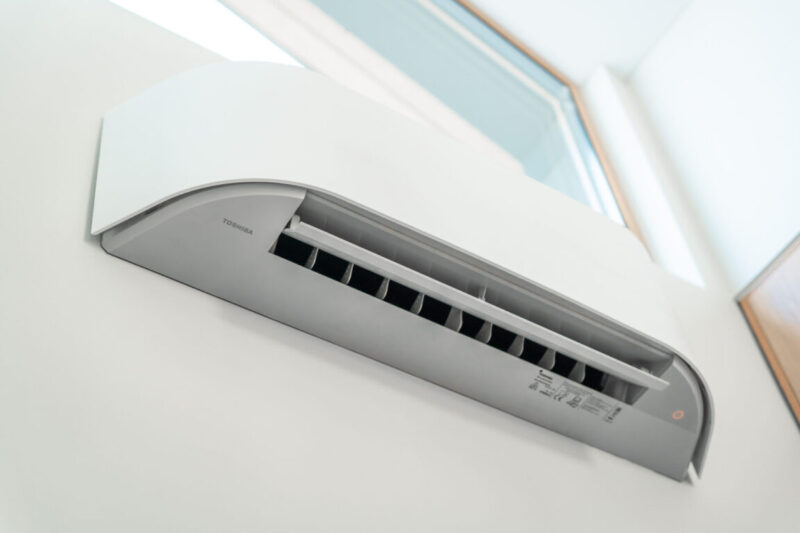 Toshiban ilmalämpöpumppu seinällä