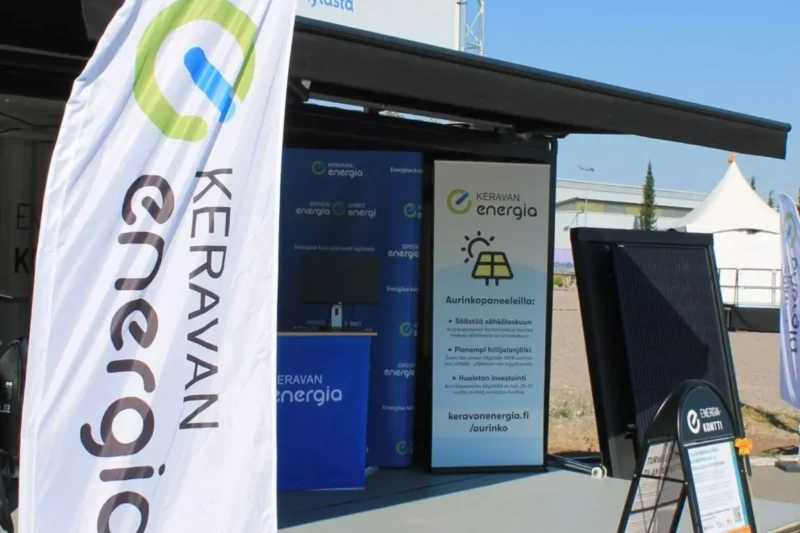 Ulkona oleva Pop-up energiakontti, jota on käytetty tapahtumissa