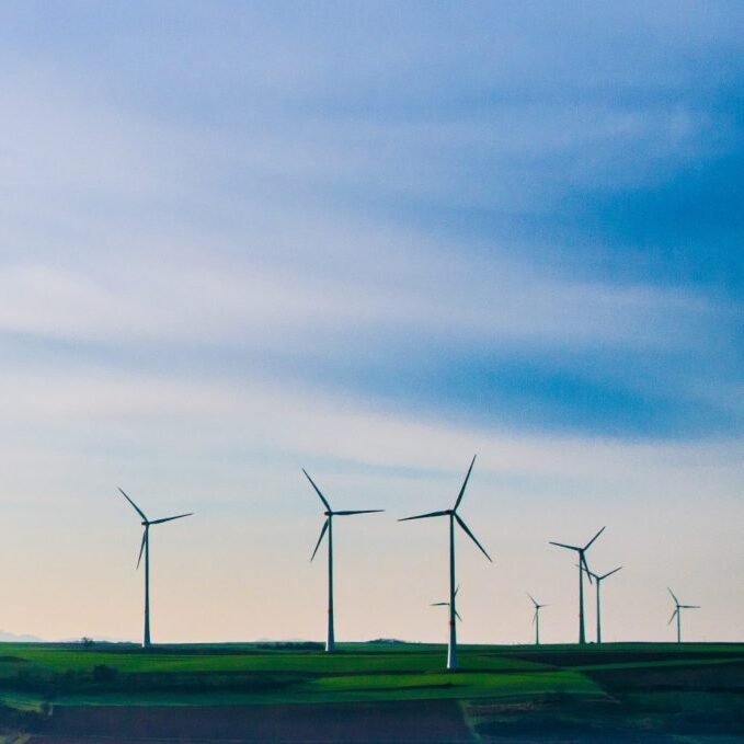 Tuuliturbiineja tuottamassa tuulivoimaa