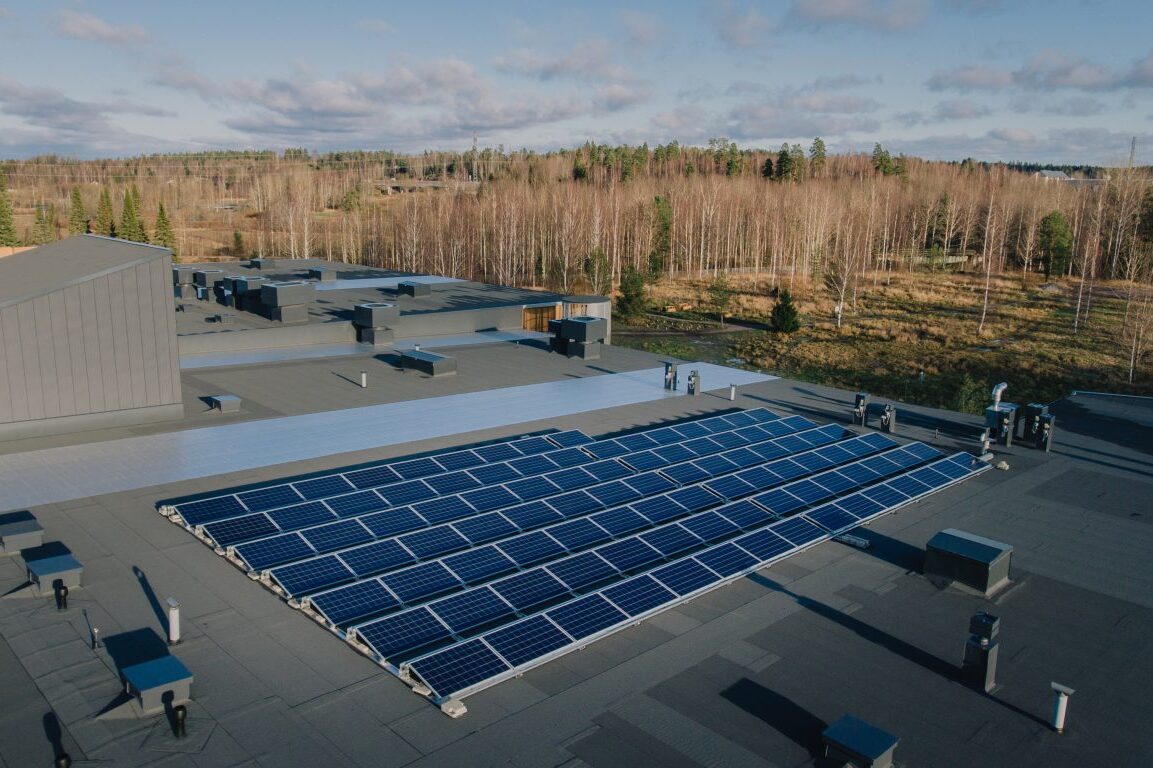 Aurinkopaneelit yrityksen katolla