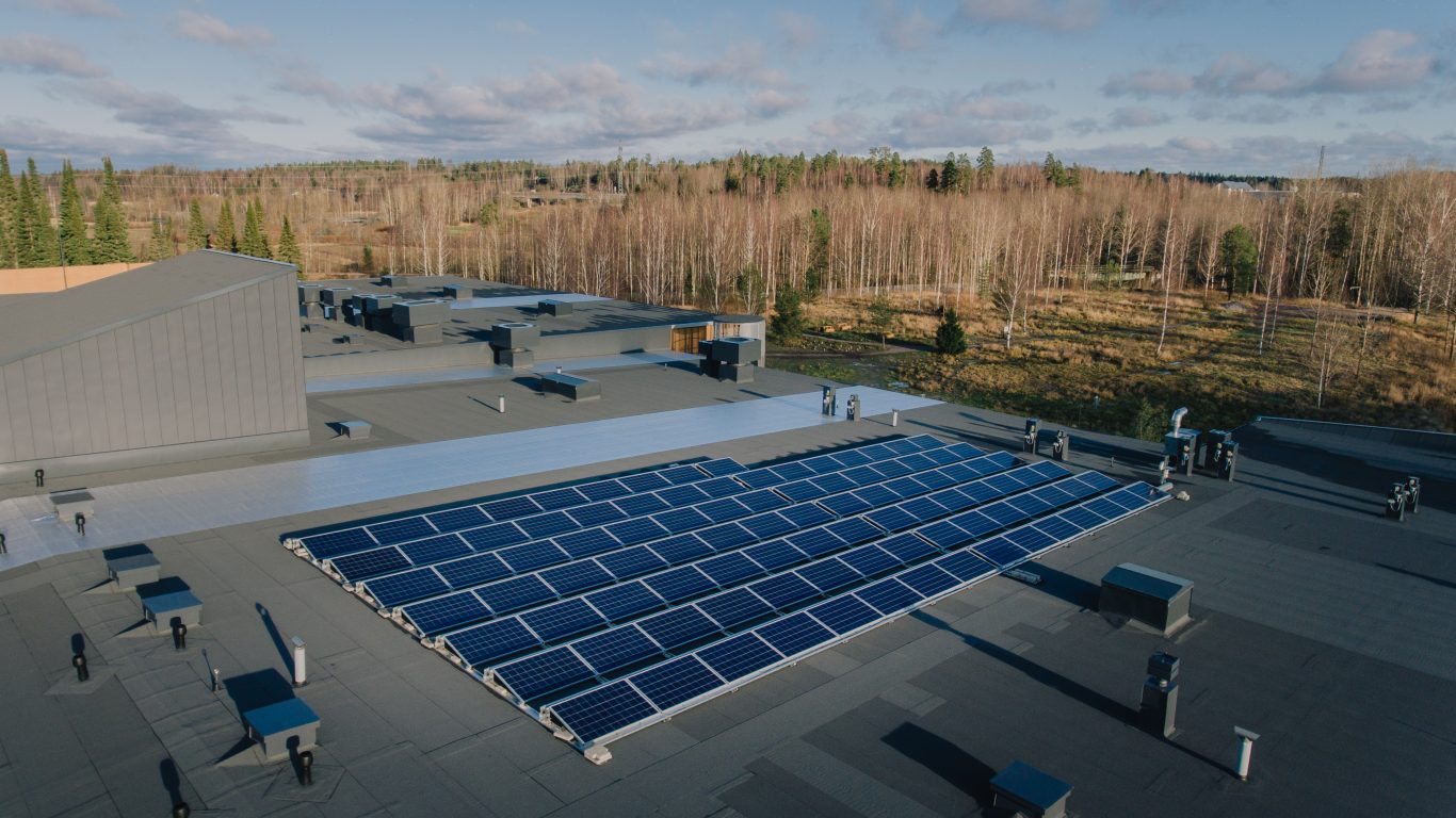 Aurinkopaneelit yrityksen katolla