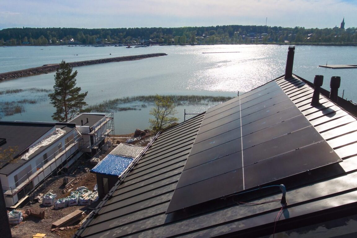 Aurinkopaneelit meren ääressä