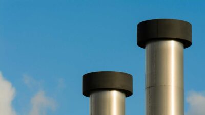 Teollisuuspiippuja taivaalla