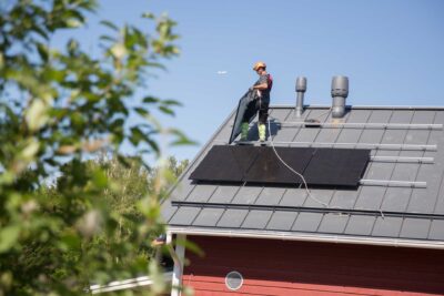 Aurinkopaneelit asennettuna omakotitaloon