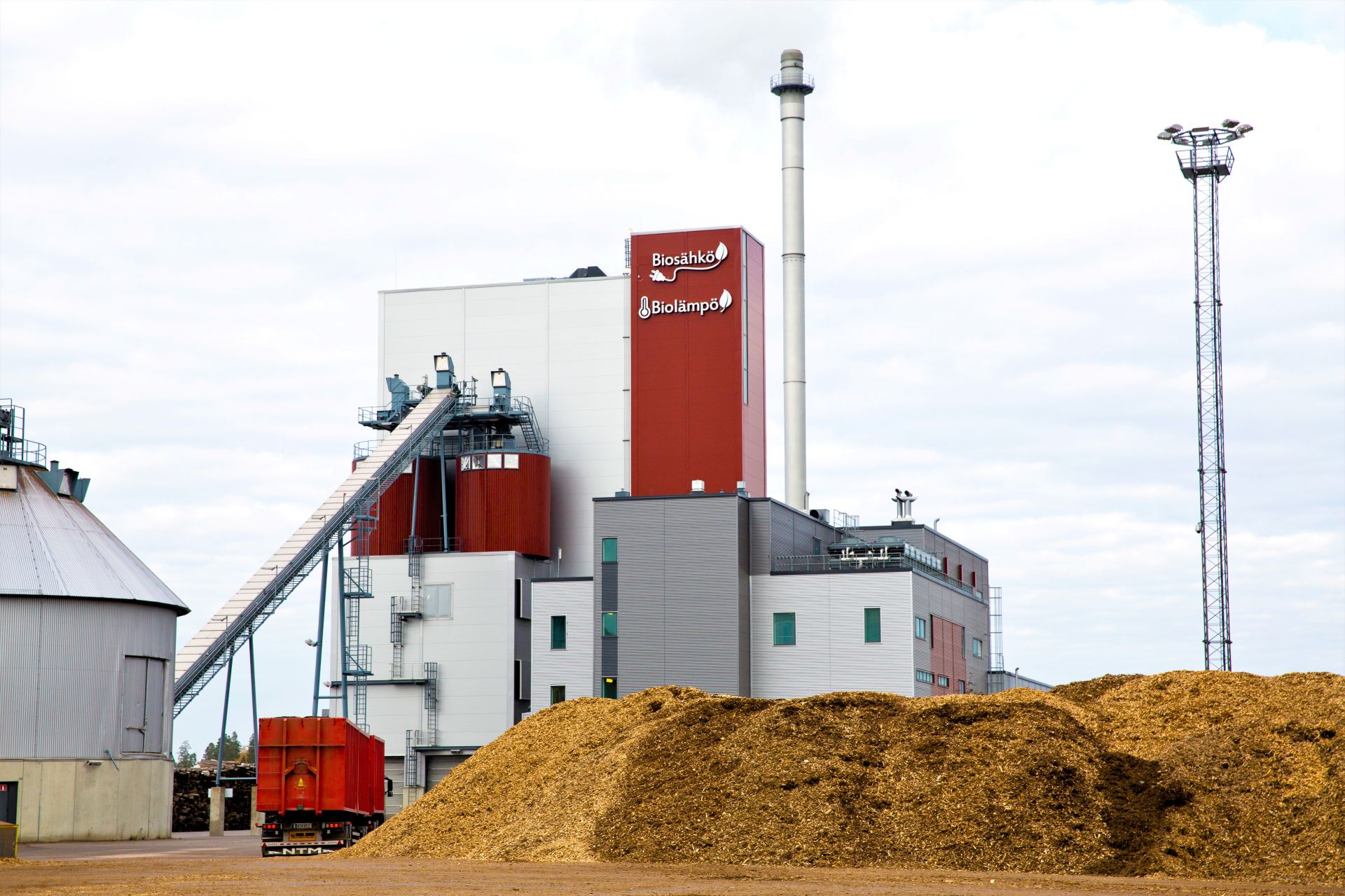 Uusiutuvalla energialla tuotetaan lämpöä biovoimalaitoksella