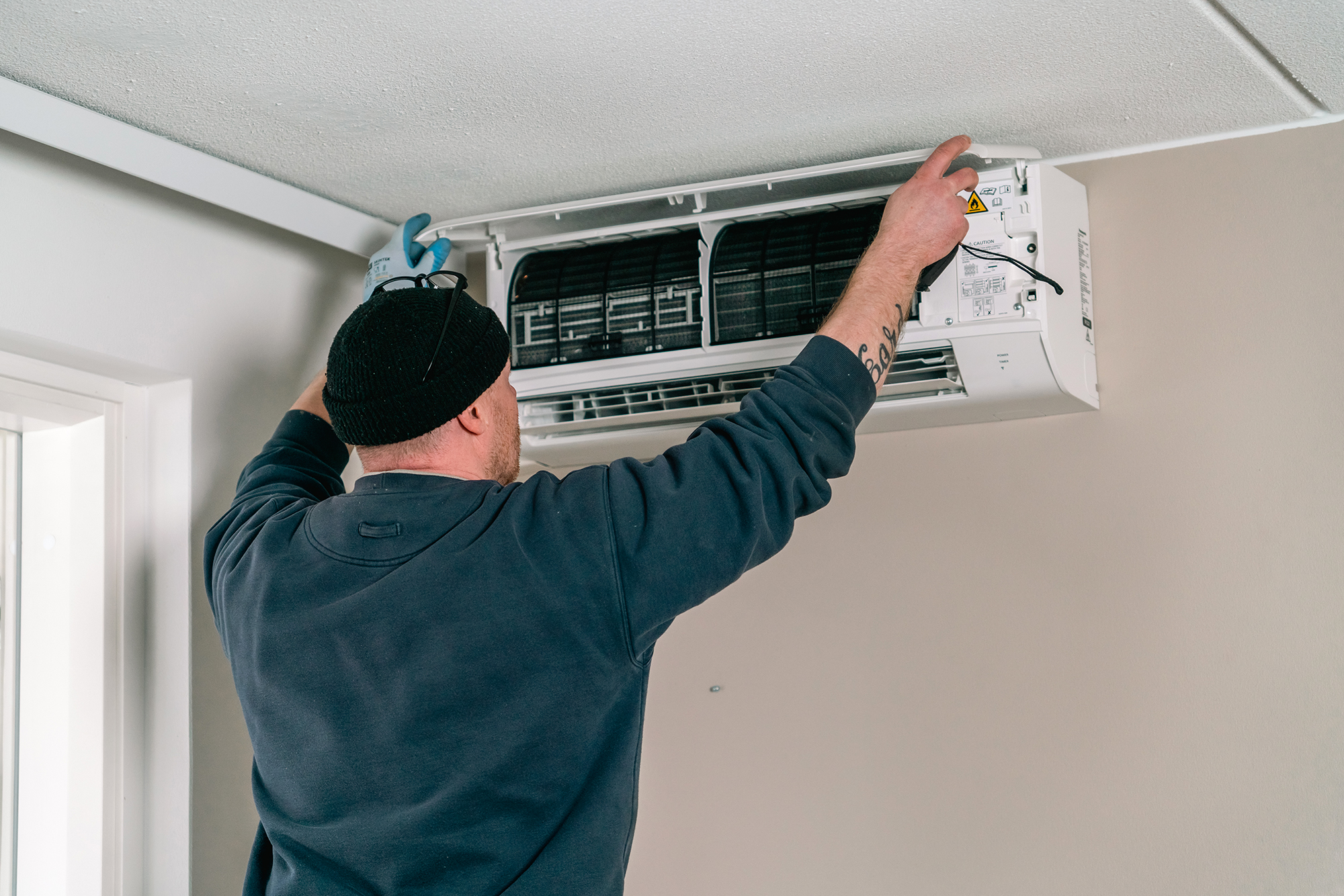 ilmalämpöpumppu asennettuna asentajan toimesta