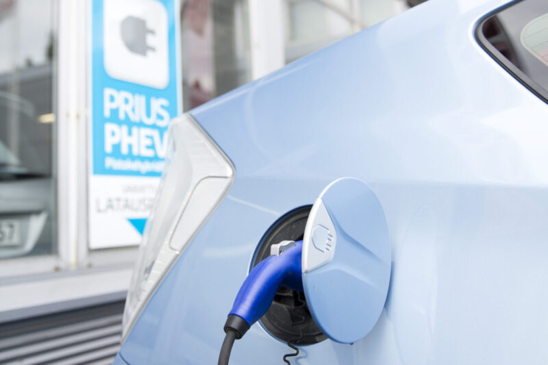 Sähköauto on kiinni latauksessa.