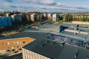 Aurinkovoimala Keravanjoen koululla