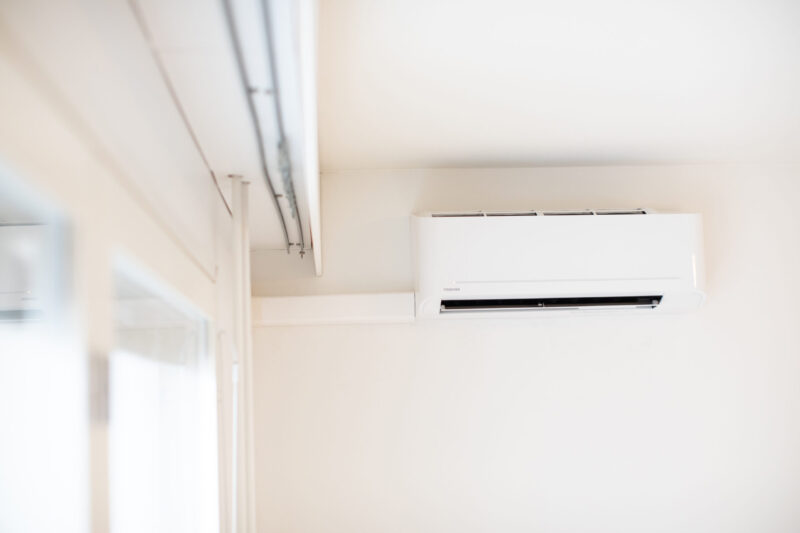 Ilmalämpöpumppu asennettuna seinälle