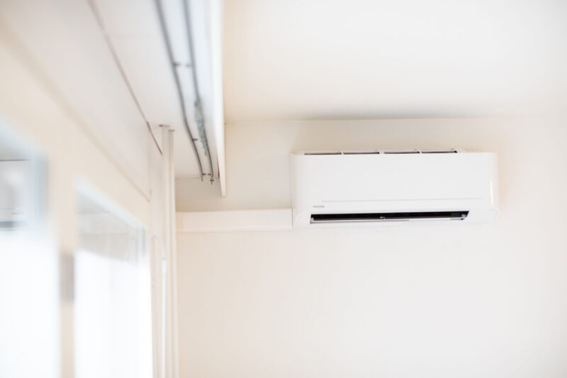 Ilmalämpöpumppu asennettuna seinälle