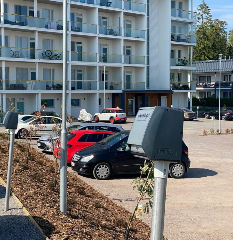 Sähköautojen latauspiste parkkipaikka