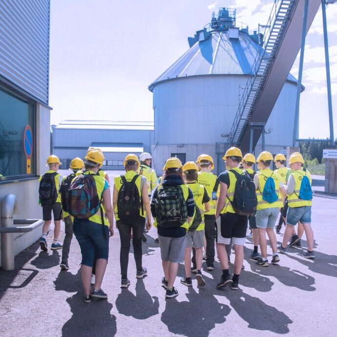 Yläkoululaiset tutustumassa Keravan biovoimalaitokseen