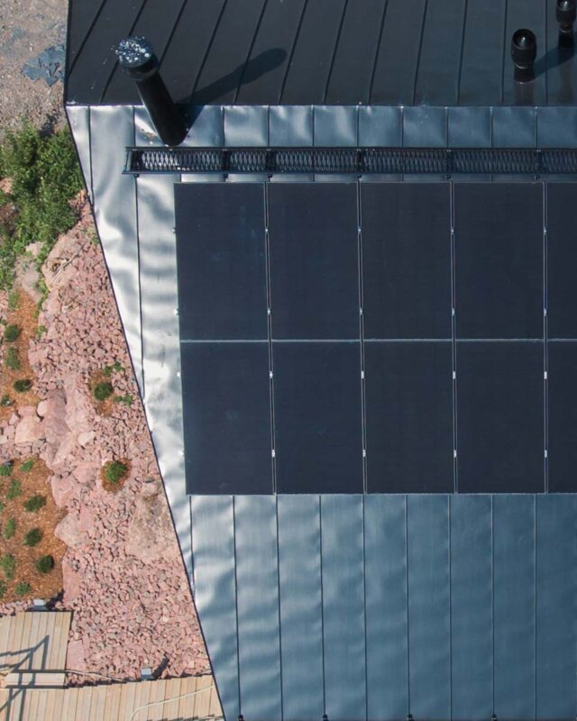 Aurinkopaneelit katolla Loviisassa