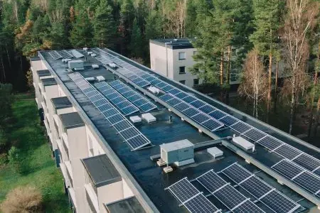 Aurinkovoimala taloyhtiön katolla