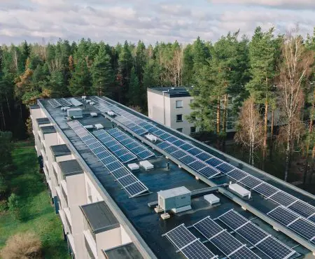 Aurinkovoimala taloyhtiön katolla