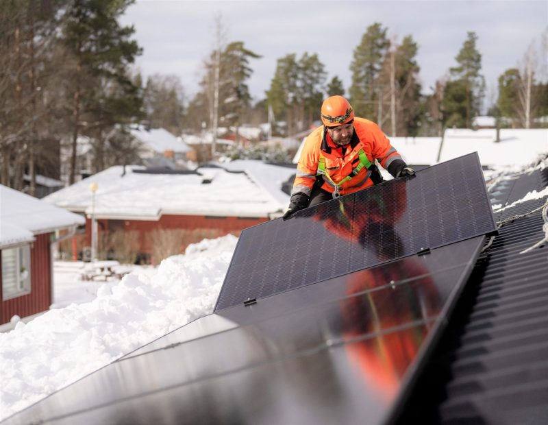 Aurinkopaneelin asennus talvella