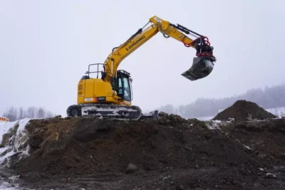 kaivinkone rakentaa aurinkovoimalaa