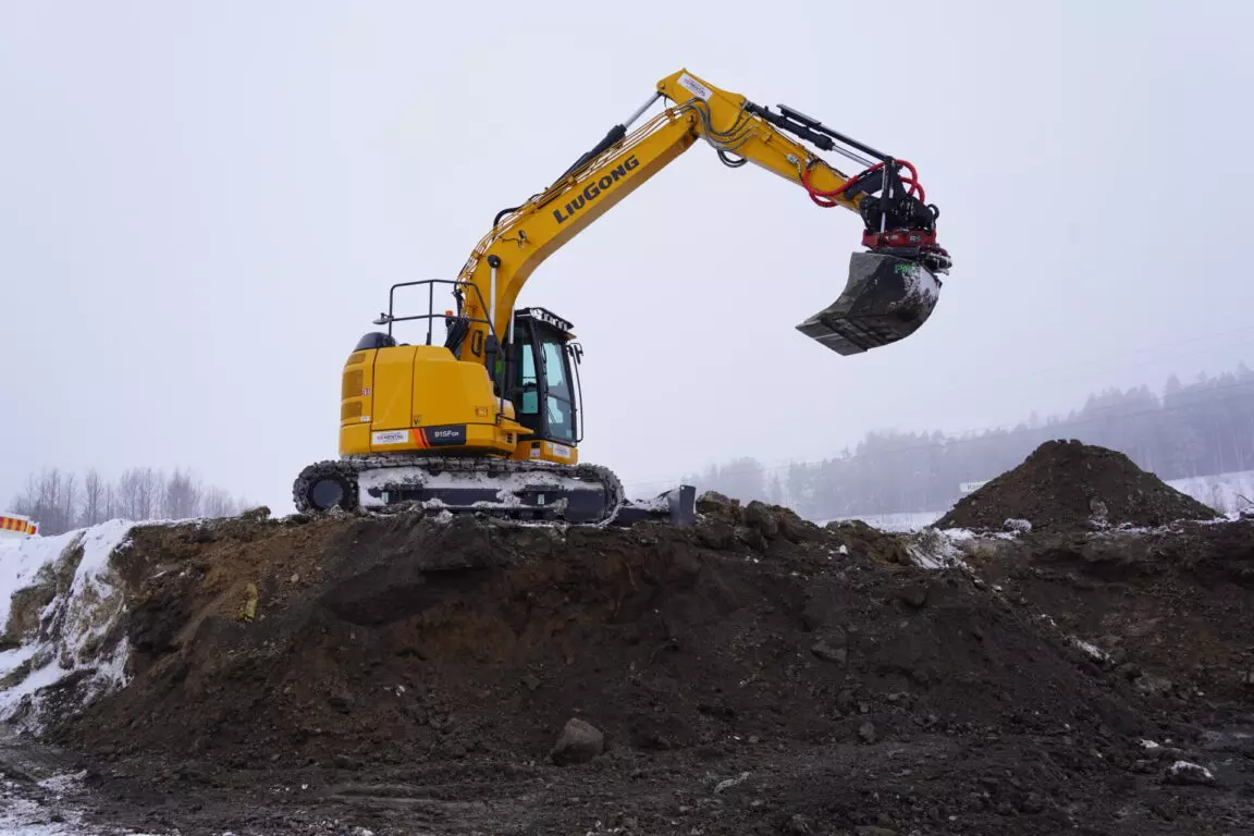 kaivinkone rakentaa aurinkovoimalaa