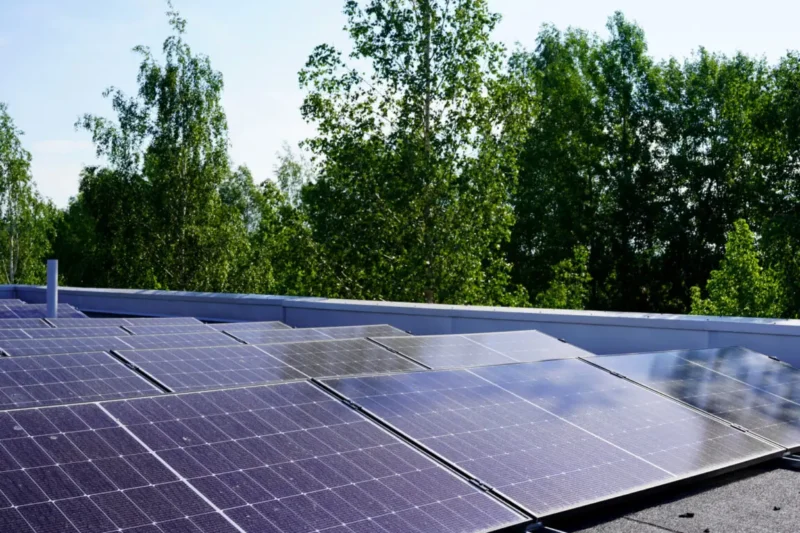 Aurinkovoimalan tuomat hyödyt ovat nähtävissä jo muutaman kuukauden käytön jälkeen.