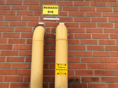 Kuva maakaasuputkista seinässä