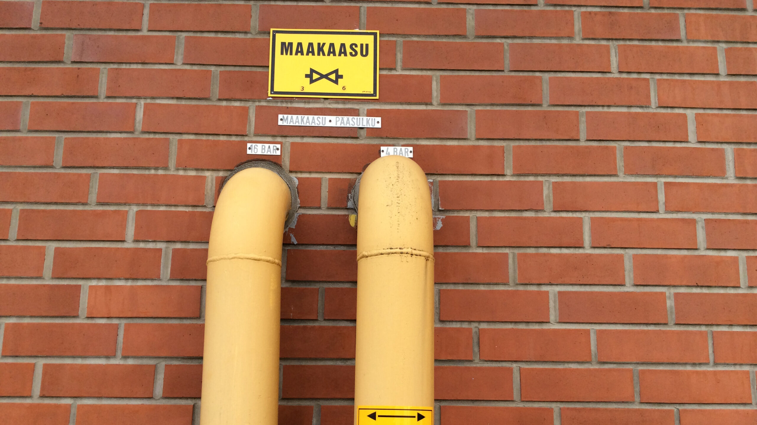 Kuva maakaasuputkista seinässä