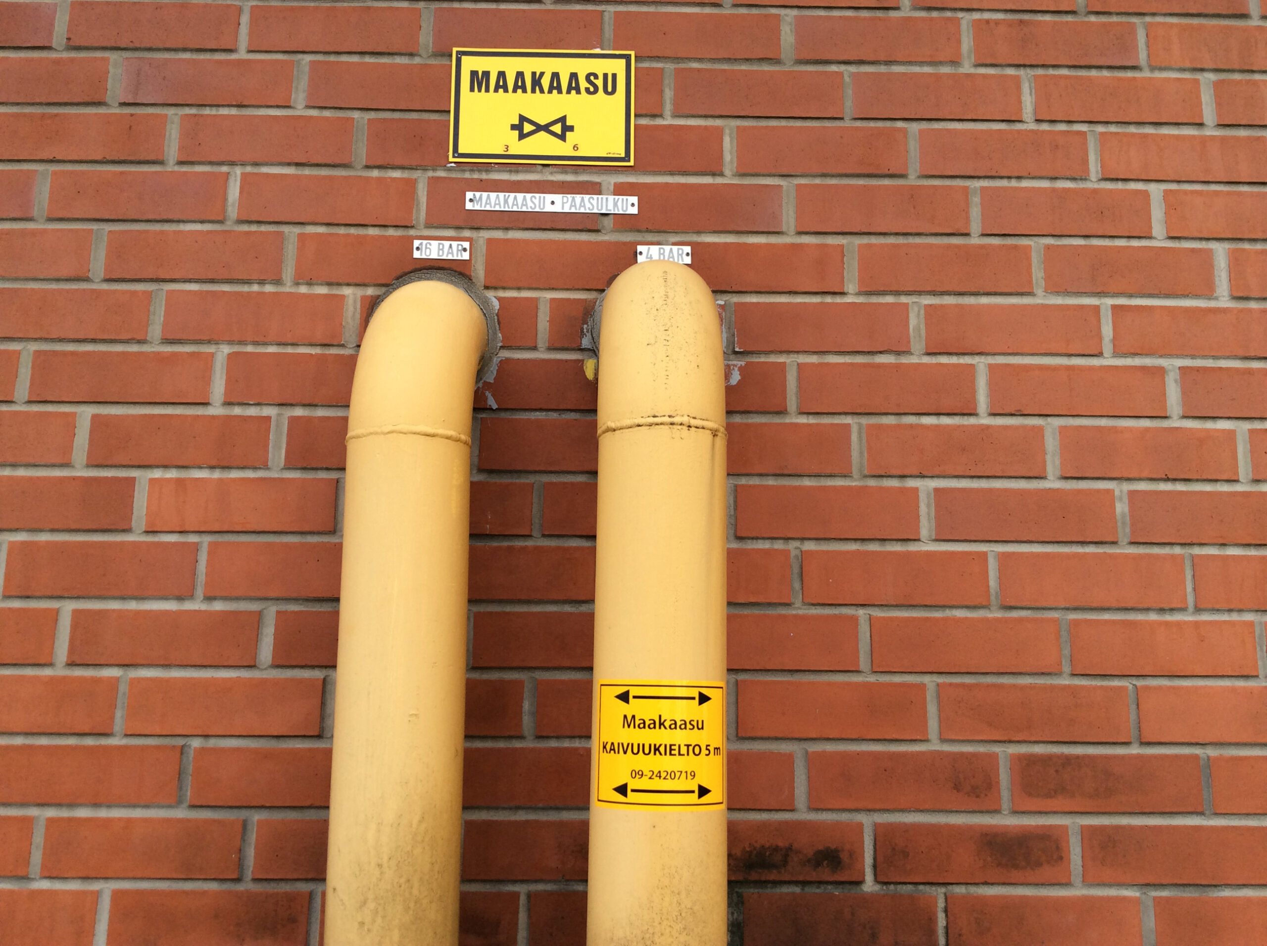 Kuva maakaasuputkista seinässä