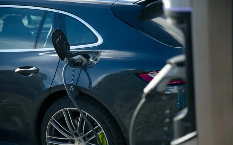 Auto sähkölatauksessa