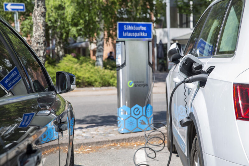 Julkinen sähköauton latauspaikka