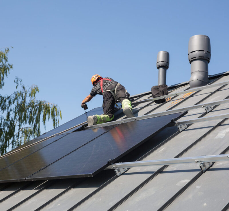Aurinkopaneelia asennetaan katolle