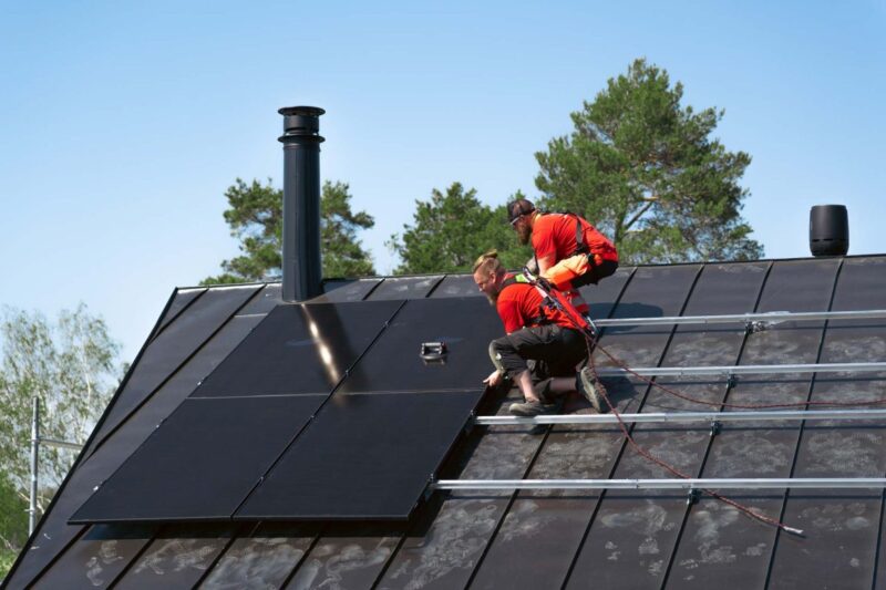 Aurinkopaneelit asennettuna omakotitalon katolle