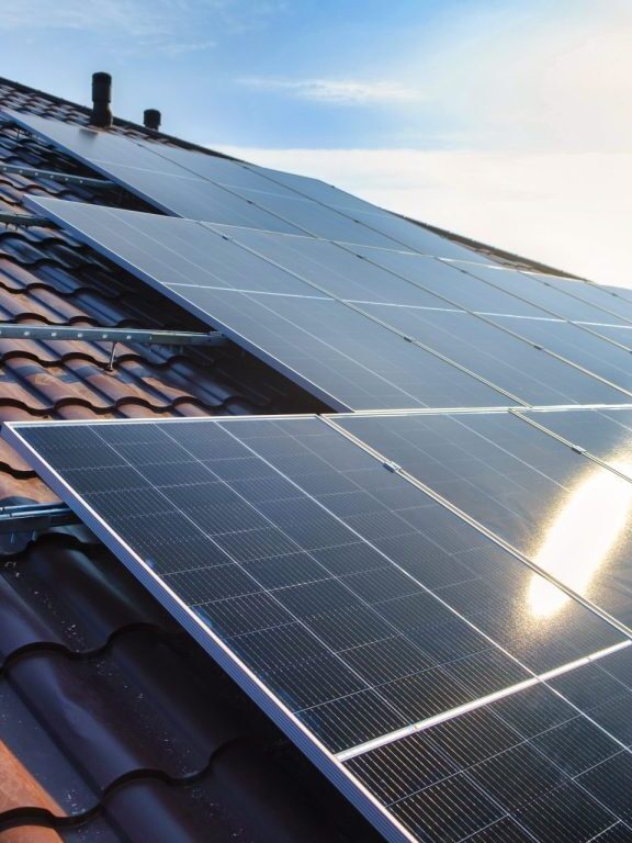 Aurinkopaneelit katolla