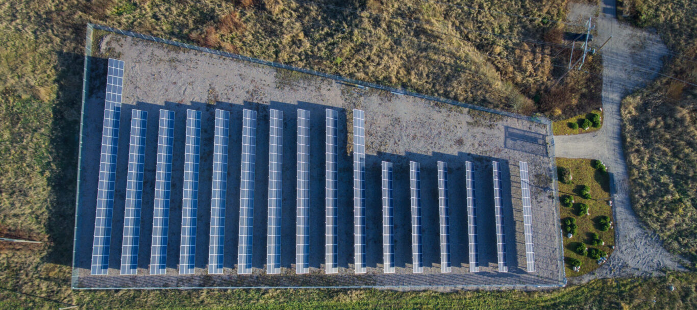 aurinkovoimala ylhäältä katsottuna