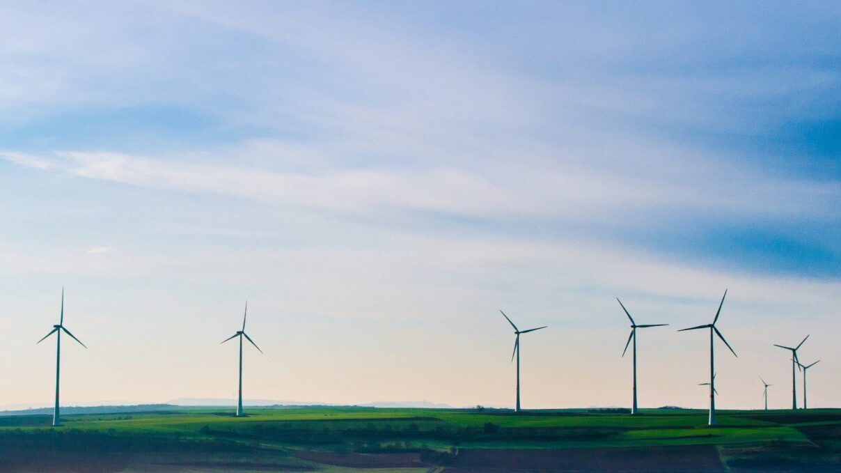 Tuuliturbiineja tuottamassa tuulivoimaa