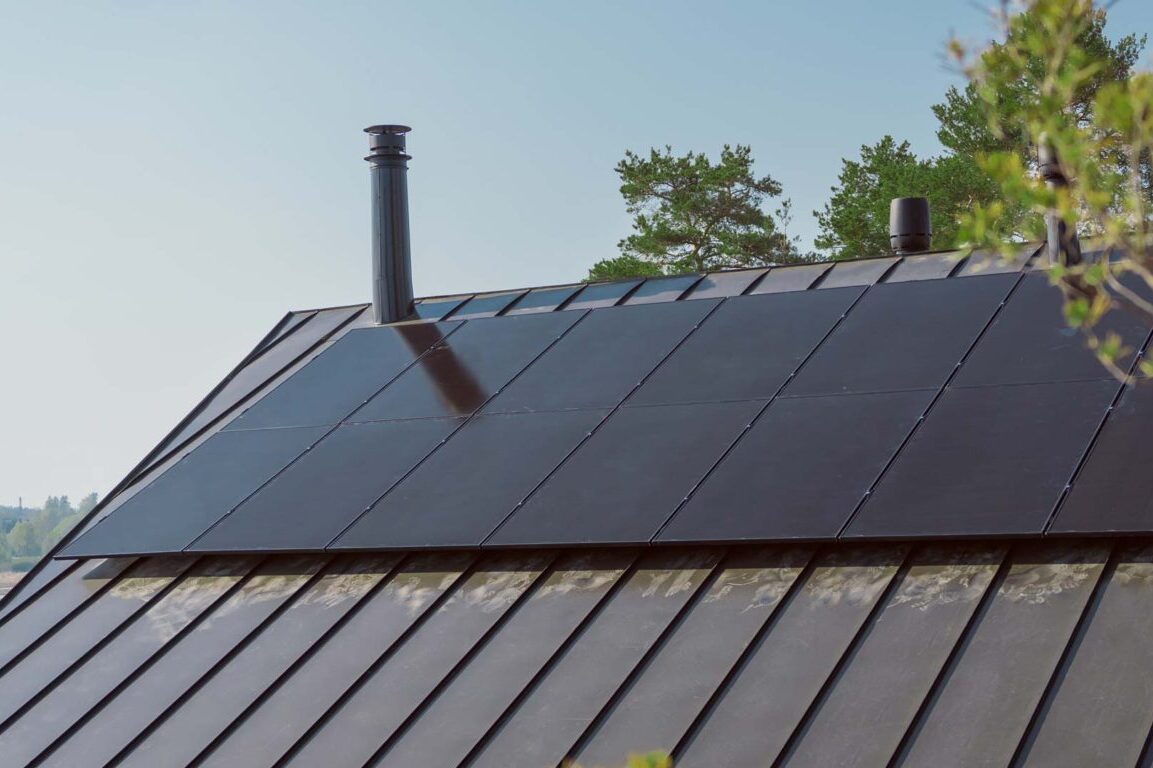 Aurinkopaneelit katolla Loviisassa