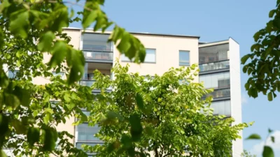 Keravalainen kerrostalo kesällä