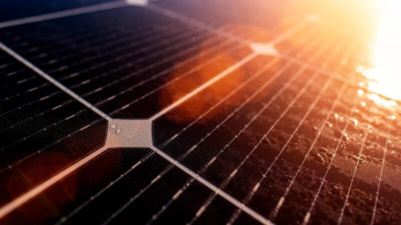 Aurinkopaneelin lähikuva auringon valossa