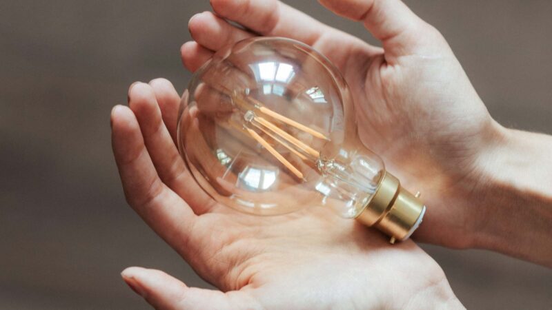 Hehkulamppu kädessä