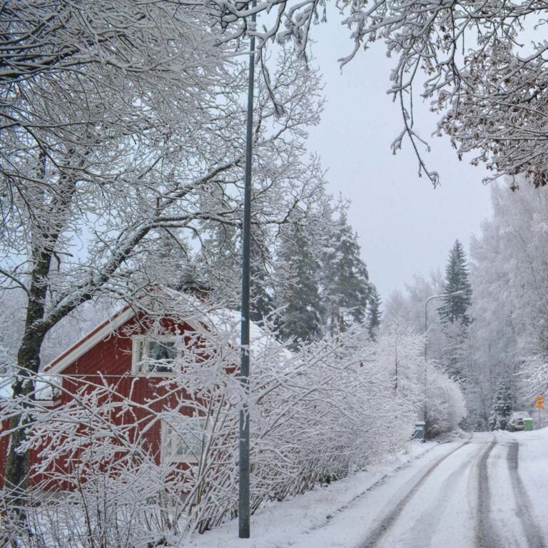 Omakotitalo talvella Jyväskylässä
