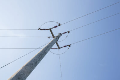 Sähkölinja alhaalta katsottuna