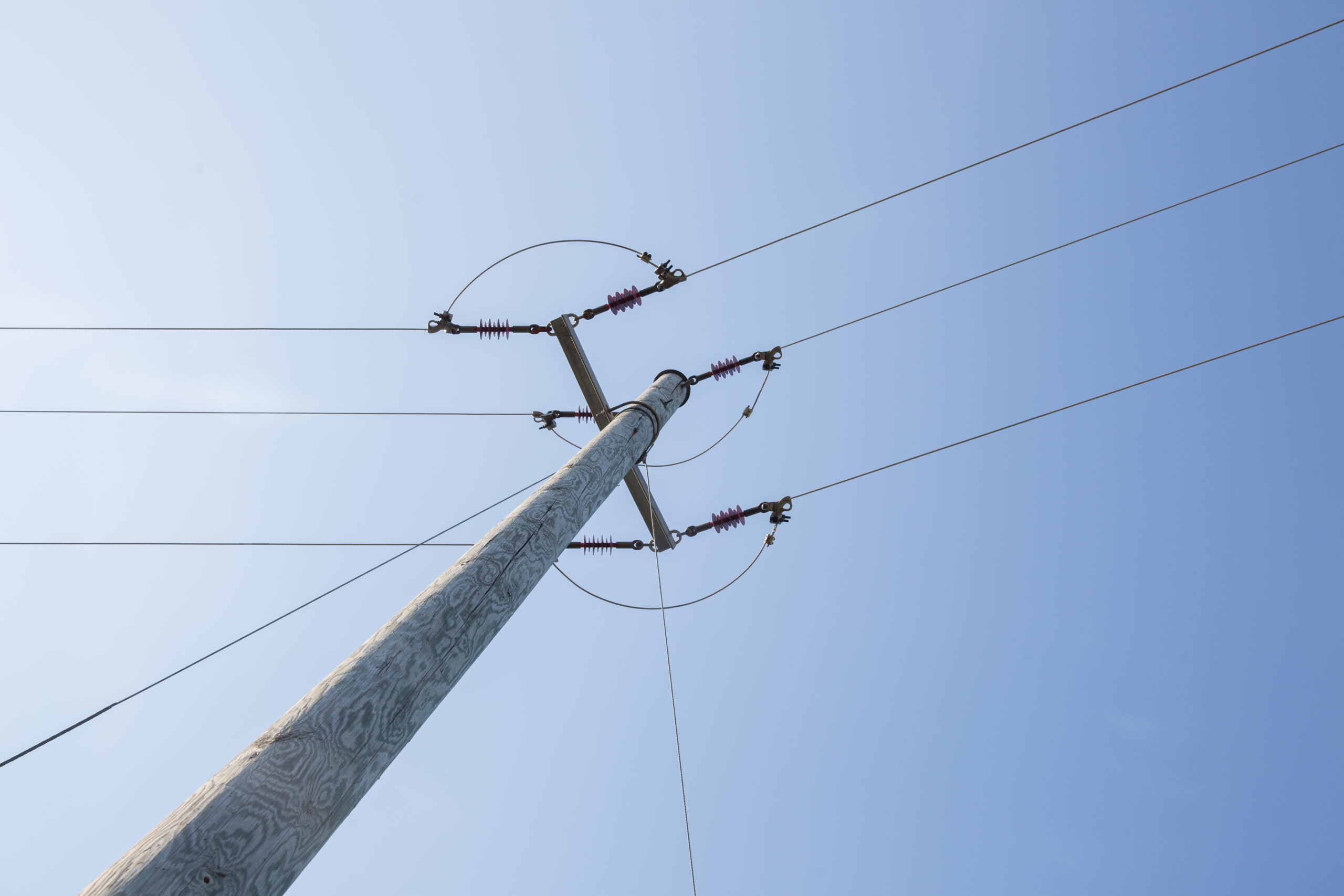 Sähkölinja alhaalta katsottuna