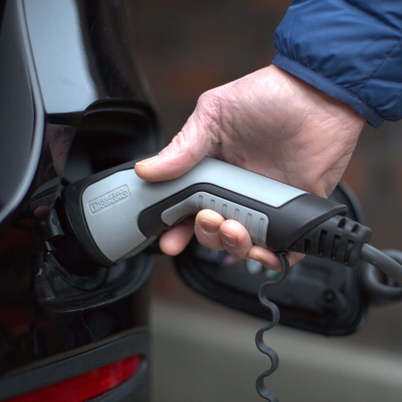 Sähköauton laturi autossa