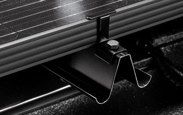 Aurinkopaneelin asennuskisko