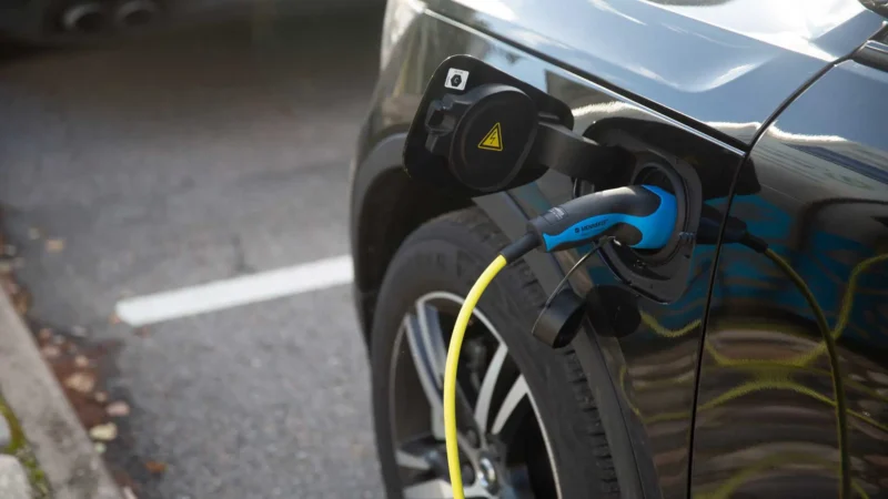 Sähköauton latausaseman laturi autossa kiinni