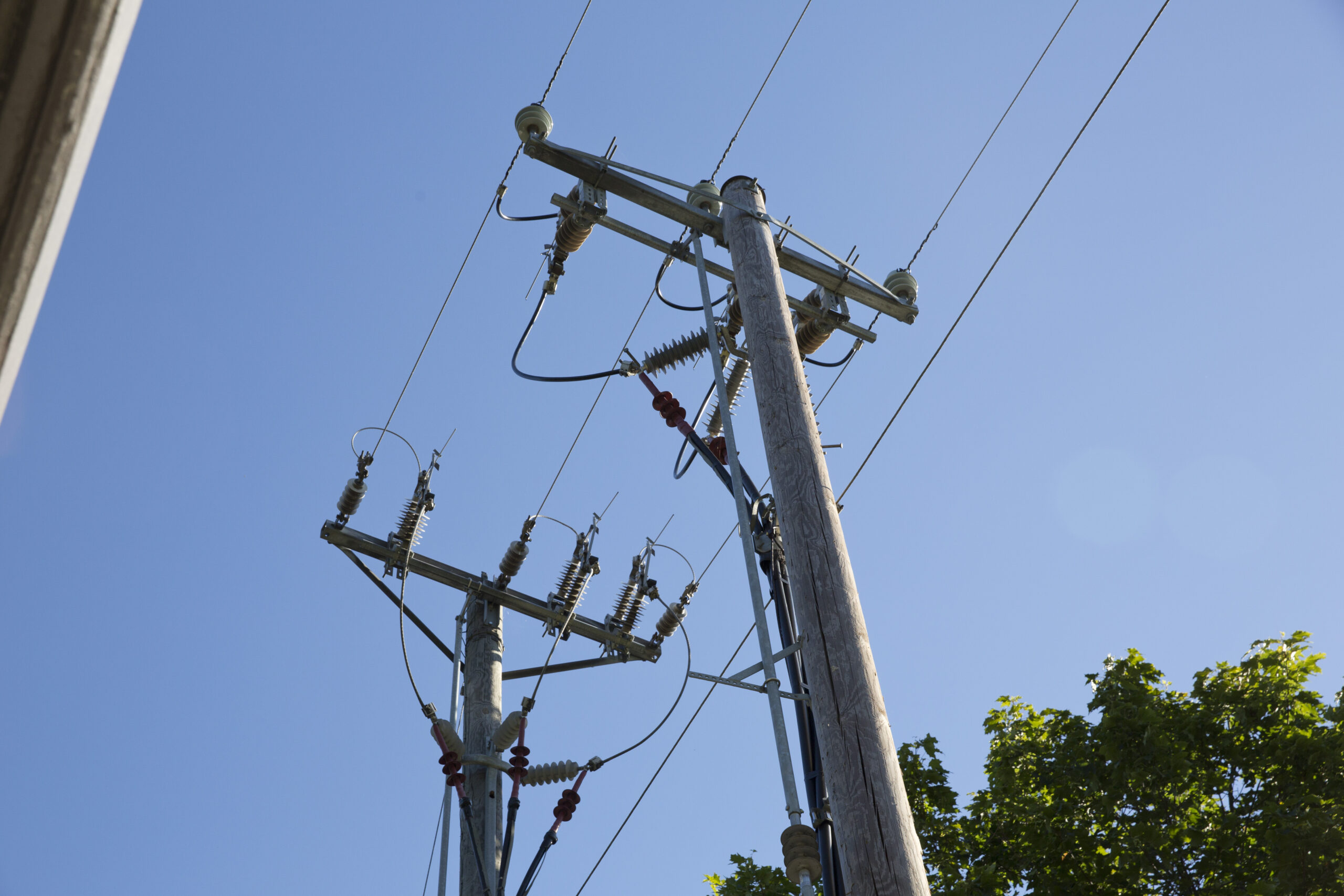 Sähköpylväs alhaalta katsottuna