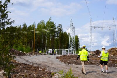 Voimajohtoyhtyettä rakennetaan Sipoossa.