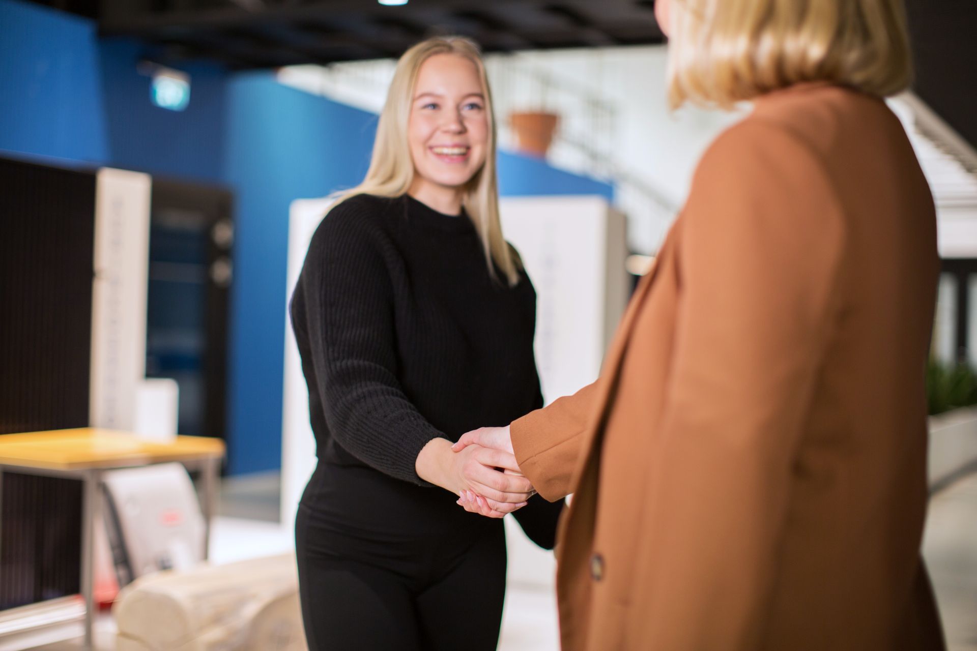 Kaksi ihmistä kättelemässä