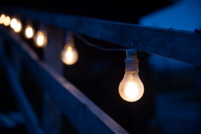 Rivi lamppuja pimeässä