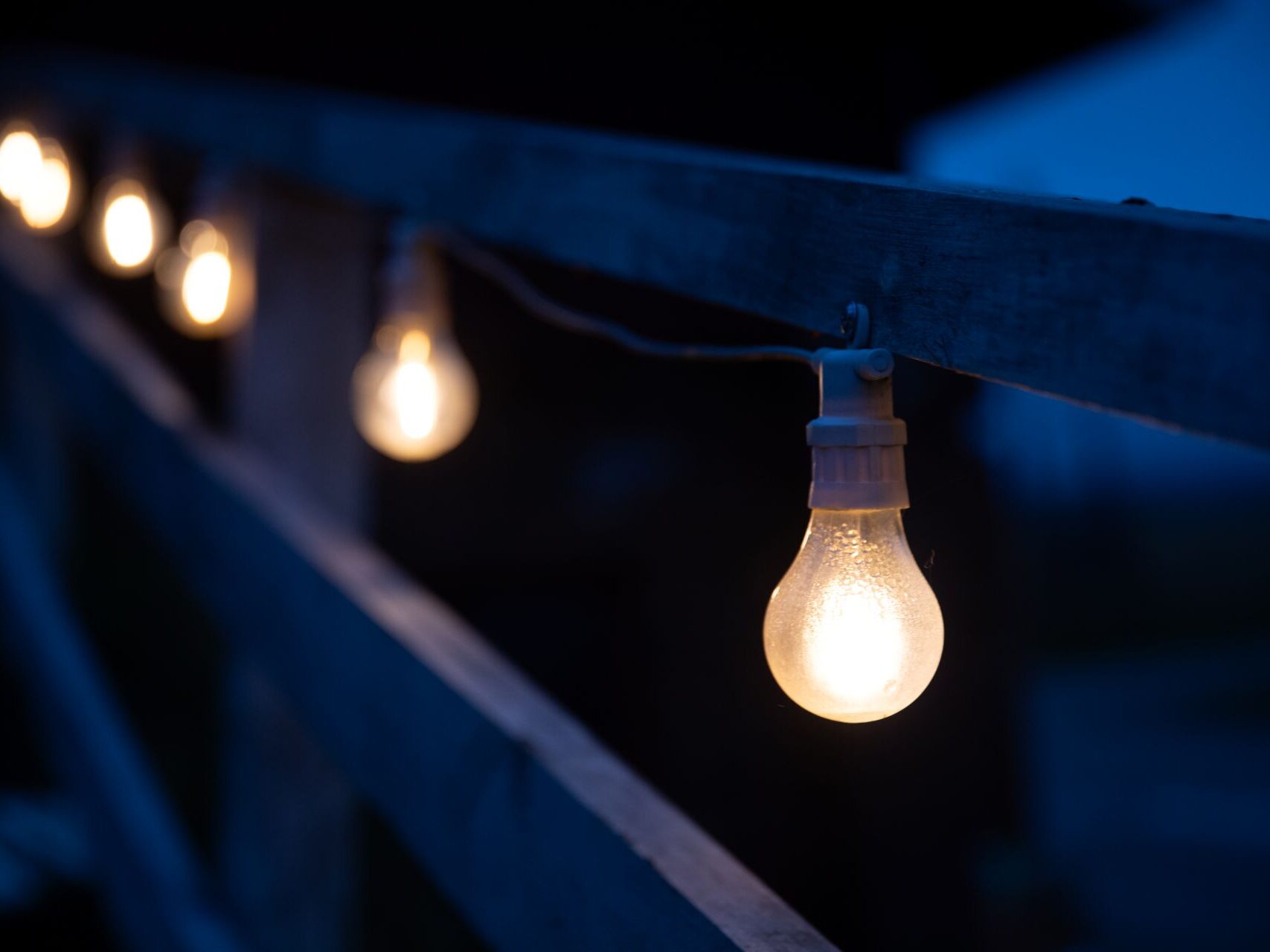 Rivi lamppuja pimeässä