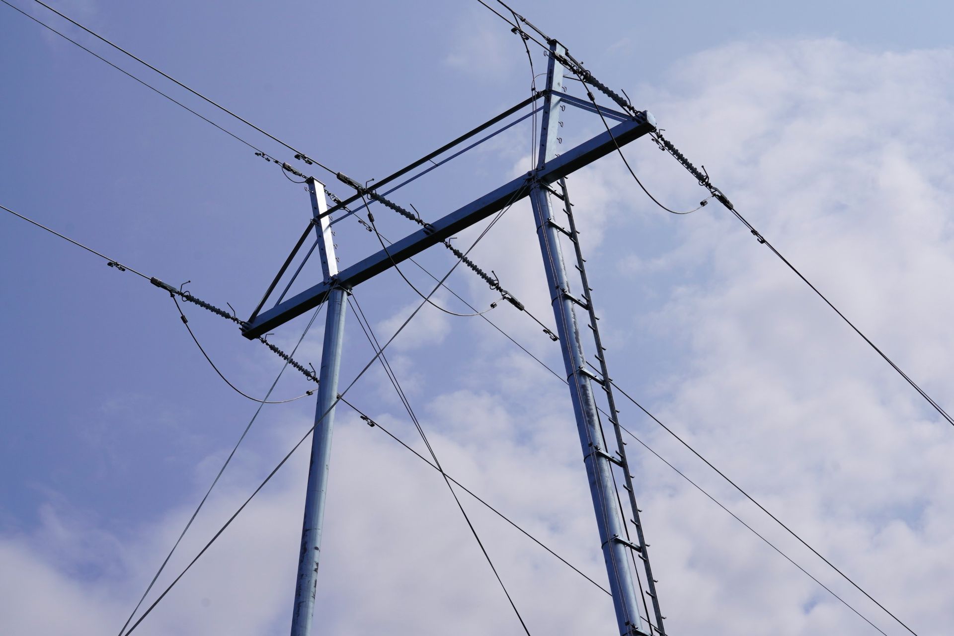 Keravan Energia huolehtii sähkönsiirrosta huoltamalla sähkölinjoja.